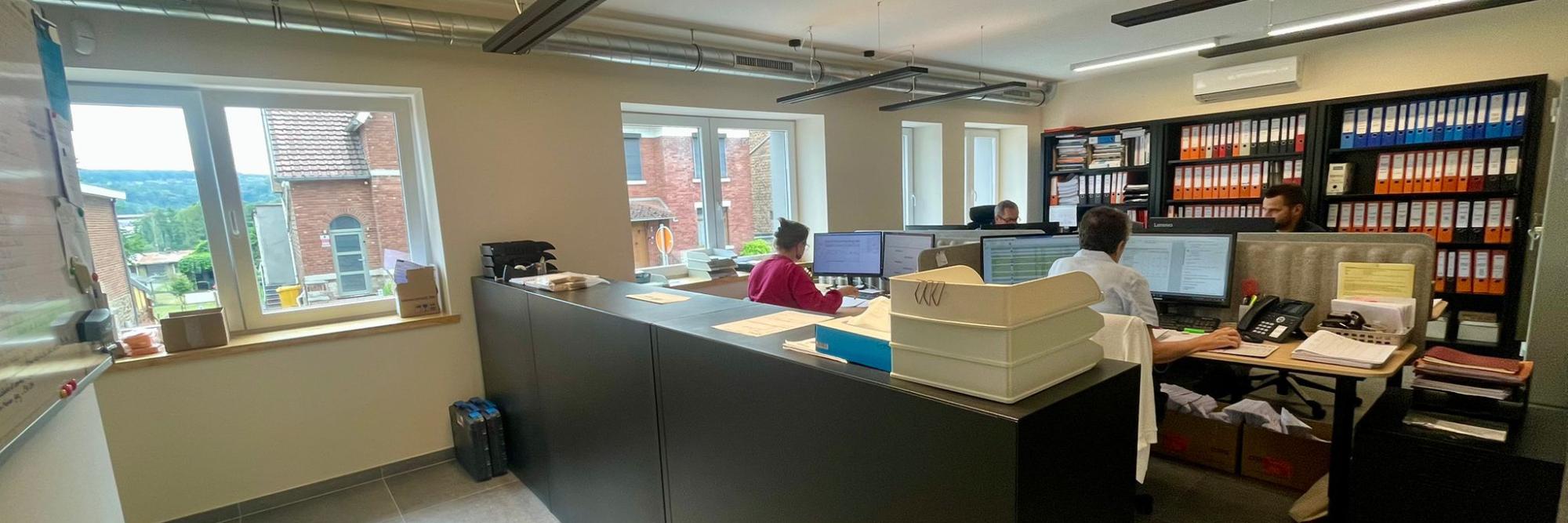 Notre bureau commun avec Monsieur Pierre Ronveaux le fondateur, Monsieur Julian Ronveaux le gérant et responsable technique et nos secrétaires Anne et Damienne